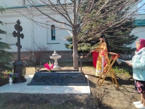 Клирики обители совершили заупокойную литию на территории Богоявленского мужского монастыря в Челябинске.