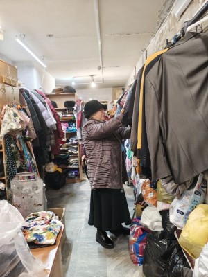 В Богоявленском  мужском монастыре  состоялась  благотворительная раздача одежды и обуви.