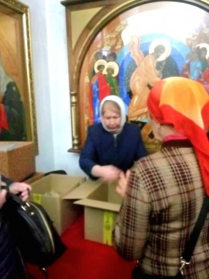 Благотворительная раздача хлеба, пряников в Богоявленском мужском монастыре города Челябинска.