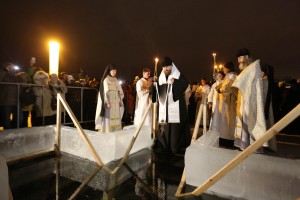 Владыка Григорий совершил ночную праздничную литургию в Богоявленском монастыре