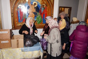 В Богоявленском епархиальном мужском монастыре состоялась воскресная благотворительная раздача хлеба и пряников.