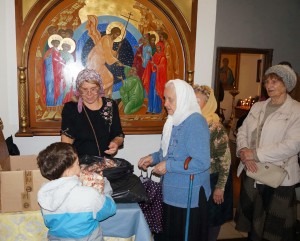 В Богоявленском епархиальном мужском монастыре состоялась воскресная благотворительная раздача пряников и хлеба.