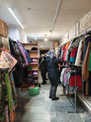 В Богоявленском  мужском монастыре  состоялась  благотворительная раздача одежды и обуви.