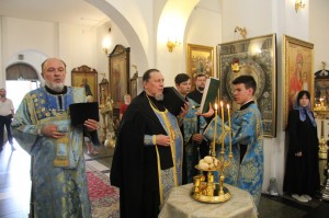 В канун празднования Явления иконы Пресвятой Богородицы во граде Казани в Богоявленском мужском монастыре города Челябинска совершили всенощное бдение с литией., 