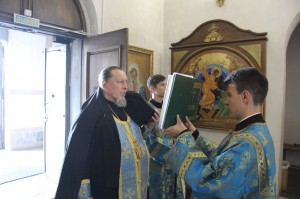 В канун празднования Явления иконы Пресвятой Богородицы во граде Казани в Богоявленском мужском монастыре города Челябинска совершили всенощное бдение с литией., 