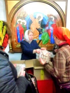 Благотворительная раздача хлеба, пряников в Богоявленском мужском монастыре города Челябинска., 