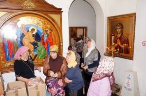 В Богоявленском епархиальном мужском монастыре состоялась воскресная благотворительная раздача хлеба и пряников., 