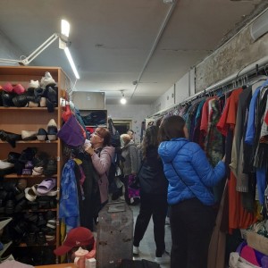 В Богоявленском епархиальном мужском монастыре состоялась воскресная благотворительная раздача нуждающимся людям одежды и обуви., 