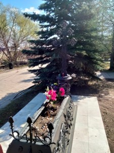 Клирики обители совершили заупокойную литию на территории Богоявленского мужского монастыря в Челябинске., 