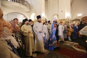 Владыка Григорий совершил ночную праздничную литургию в Богоявленском монастыре, 