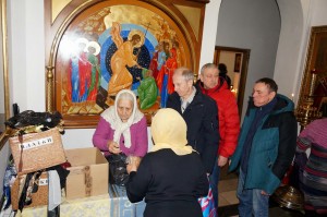 В Богоявленском мужском монастыре состоялась  очередная благотворительная  раздача  хлеба и пряников., 