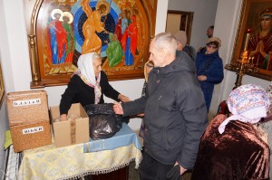 В Богоявленском епархиальном мужском монастыре состоялась воскресная благотворительная раздача хлеба и пряников., 