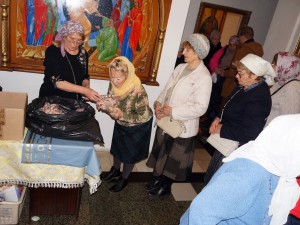 В Богоявленском епархиальном мужском монастыре состоялась воскресная благотворительная раздача пряников и хлеба., 