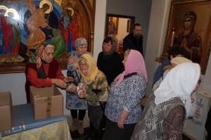 В Богоявленском епархиальном мужском монастыре состоялась воскресная благотворительная раздача хлеба и пряников., 