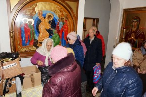 В Богоявленском мужском монастыре состоялась  очередная благотворительная  раздача  хлеба и пряников., 