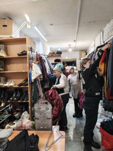 В Богоявленском  мужском монастыре  состоялась  благотворительная раздача одежды и обуви., 