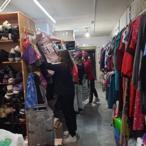 В Богоявленском епархиальном мужском монастыре состоялась воскресная благотворительная раздача нуждающимся людям одежды и обуви., 
