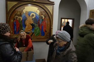 В Богоявленском епархиальном мужском монастыре состоялась воскресная благотворительная раздача хлеба и пряников., 