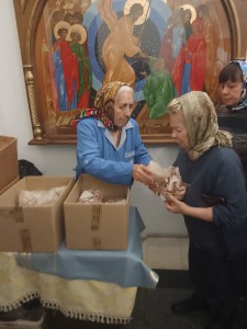 В Богоявленском епархиальном мужском монастыре состоялась воскресная благотворительная раздача пряников и хлеба., 