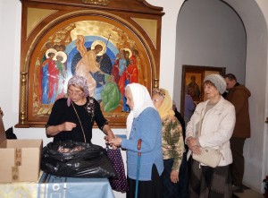 В Богоявленском епархиальном мужском монастыре состоялась воскресная благотворительная раздача пряников и хлеба., 