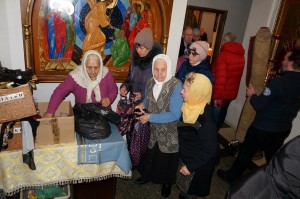 В Богоявленском мужском монастыре состоялась  очередная благотворительная  раздача  хлеба и пряников., 