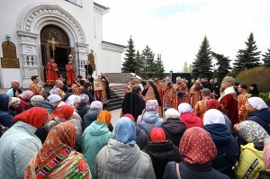 7 мая митрополит Челябинский и Миасский Алексий совершил Божественную литургию в Богоявленском мужском монастыре города Челябинска., 
