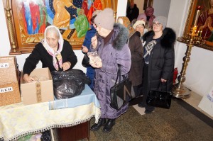 В Богоявленском епархиальном мужском монастыре состоялась воскресная благотворительная раздача хлеба и пряников., 