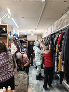 В Богоявленском  мужском монастыре  состоялась  благотворительная раздача одежды и обуви., 