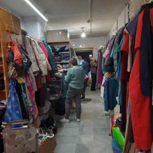 В Богоявленском епархиальном мужском монастыре состоялась воскресная благотворительная раздача нуждающимся людям одежды и обуви., 