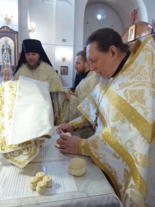 Игумен Нестор (Болков ) в Великую Субботу совершил Литургию в Богоявленском мужском монастыре., 