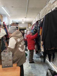 В Богоявленском  мужском монастыре  состоялась  благотворительная раздача одежды и обуви., 