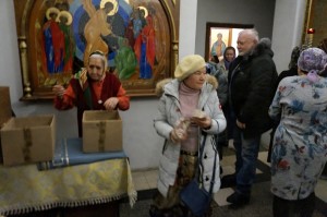 В Богоявленском епархиальном мужском монастыре состоялась воскресная благотворительная раздача хлеба и пряников., 