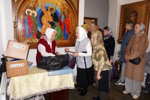 В Богоявленском епархиальном мужском монастыре состоялась воскресная благотворительная раздача пряников., 