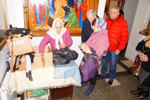 В Богоявленском мужском монастыре состоялась  очередная благотворительная  раздача  хлеба и пряников., 