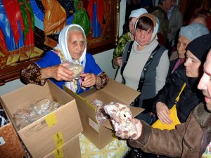 В Богоявленском епархиальном мужском монастыре состоялась благотворительная раздача хлеба и пряников прихожанам святой обители., 