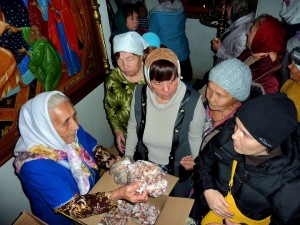 В Богоявленском епархиальном мужском монастыре состоялась благотворительная раздача хлеба и пряников прихожанам святой обители., 