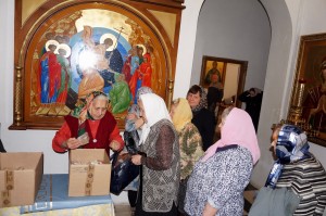 В Богоявленском епархиальном мужском монастыре состоялась воскресная благотворительная раздача хлеба и пряников., 