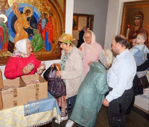 В Богоявленском епархиальном мужском монастыре состоялась воскресная благотворительная раздача пряников., 