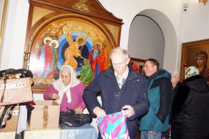 В Богоявленском мужском монастыре состоялась  очередная благотворительная  раздача  хлеба и пряников., 