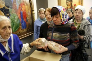 В Богоявленском мужском монастыре состоялась благотворительная раздача хлеба и пряников прихожанам святой обители., 