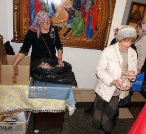 В Богоявленском епархиальном мужском монастыре состоялась воскресная благотворительная раздача пряников и хлеба., 