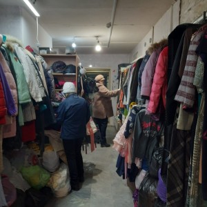 В Богоявленском епархиальном мужском монастыре города Челябинска состоялась благотворительная раздача нуждающимся людям одежды и обуви., 