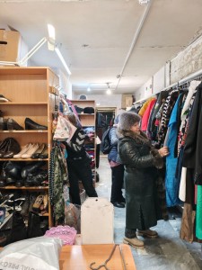 В Богоявленском  мужском монастыре  состоялась  благотворительная раздача одежды и обуви., 