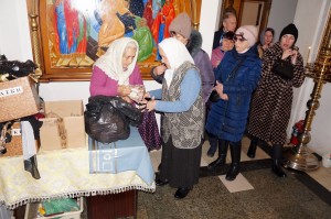 В Богоявленском мужском монастыре состоялась  очередная благотворительная  раздача  хлеба и пряников., 