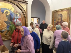 В Богоявленском мужском монастыре состоялась  очередная благотворительная  раздача  хлеба и пряников.