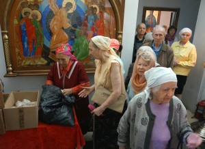 В Богоявленском мужском монастыре состоялась  благотворительная  раздача  хлеба и пряников.