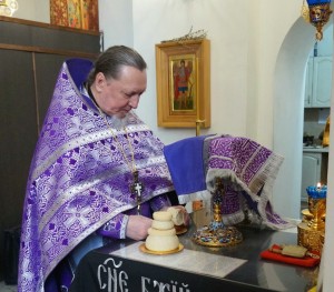 Игумен Нестор (Болков ) в Великий Четверг совершил Литургию в Богоявленском мужском монастыре города Челябинска .