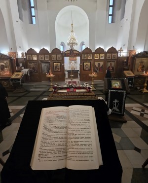 В Богоявленском мужском монастыре совершили Великую Утреню Субботы с чином погребения Плащаницы Господа Иисуса Христа.