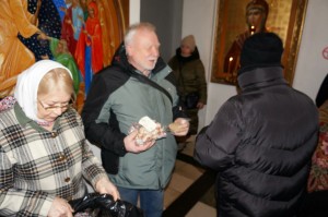 В Богоявленском епархиальном мужском монастыре состоялась воскресная благотворительная раздача хлеба и пряников.