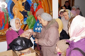 В Богоявленском мужском монастыре состоялась воскресная благотворительная раздача хлеба и пряников.